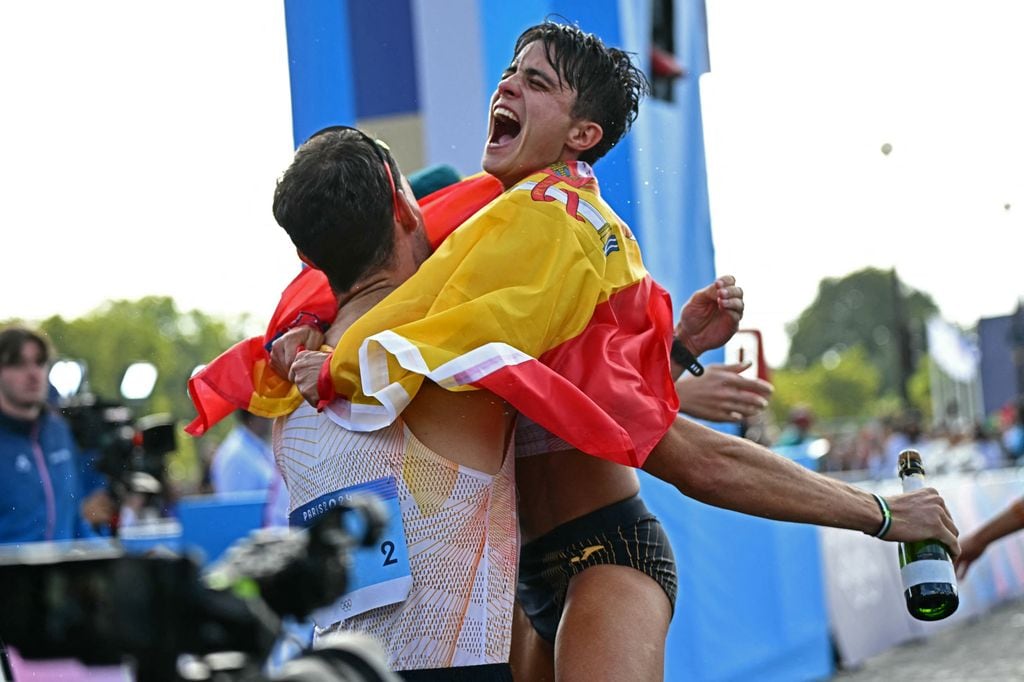 Los atletas españoles María Pérez y Álvaro Martín celebran su victoria en la prueba olímpica del maratón de marcha por relevos mixta en los Juegos de París 2024