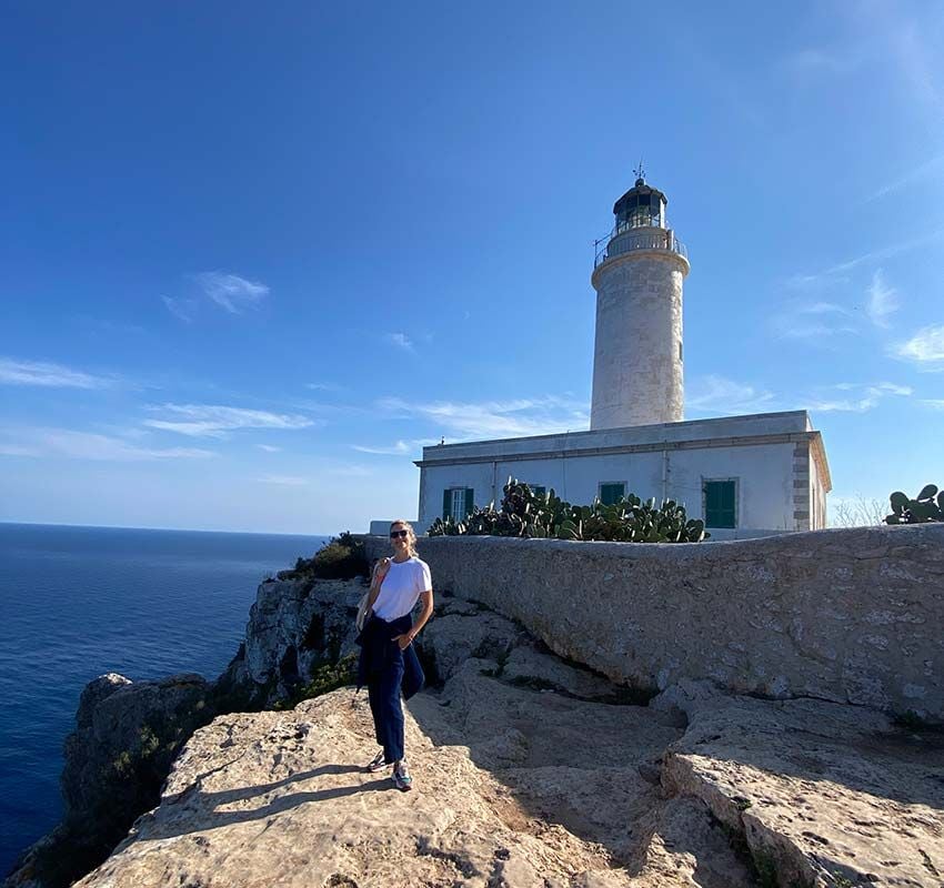 María León junto al faro de la Mola de Formentera