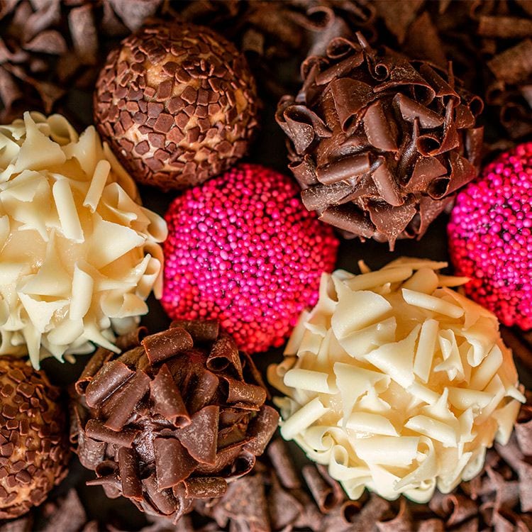 Brigadeiros de choco, choco blanco y bolitas de colores