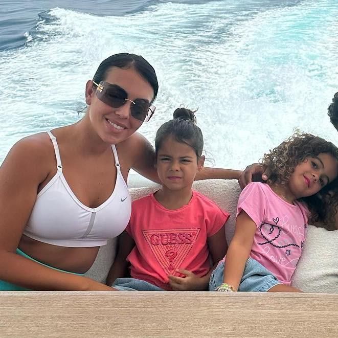 Georgina Rodríguez con sus hijas Eva y Alana