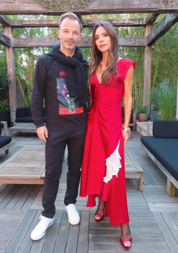 Victoria Beckham con vestido rojo de su firma