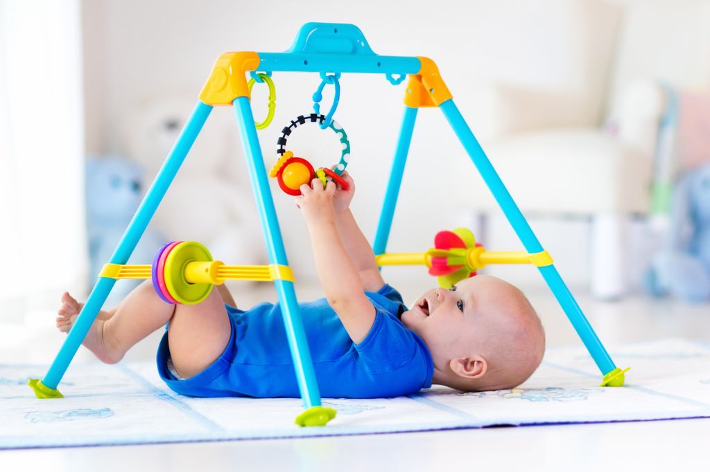 Bebé jugando con un gimnasio