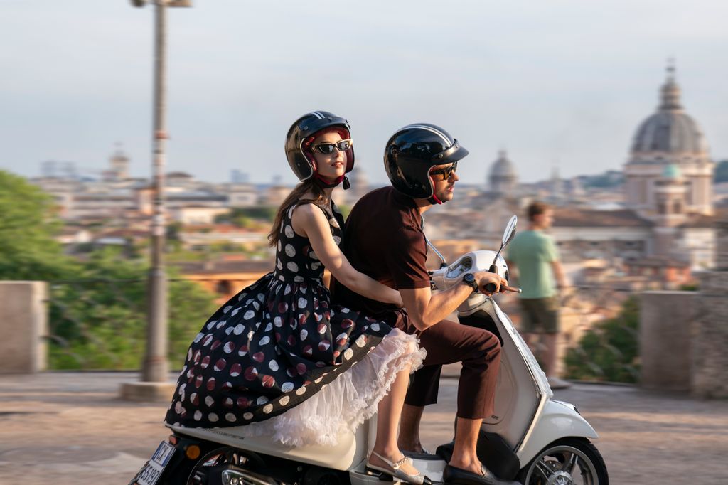 Los estilismos de Emily en la ciudad eterna recuerdan alos usados por Audrey Hepburn en 'Vacaciones en Roma'