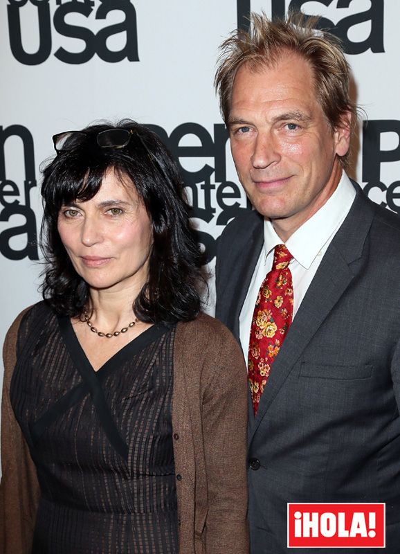 Julian Sands junto a su mujer 