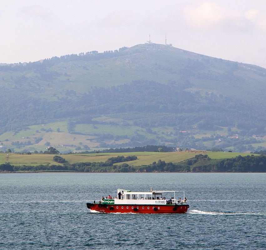 Barco en la bahía de Santander, Cantabria