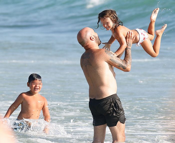 Kiko Rivera, muy cariñoso con sus hijos y su sobrino en la playa