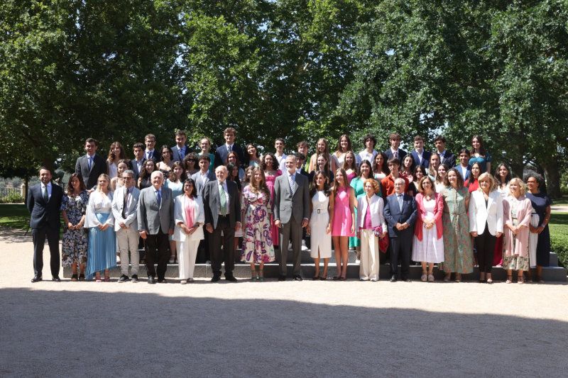 Los reyes y sus hijas con los Colegio del Mundo Unidos