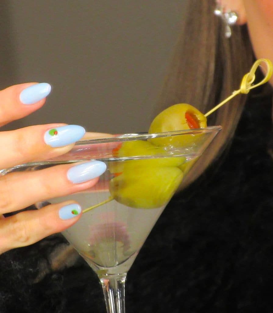 El go-to drink de Hailey Bieber es un Martini Sucio 