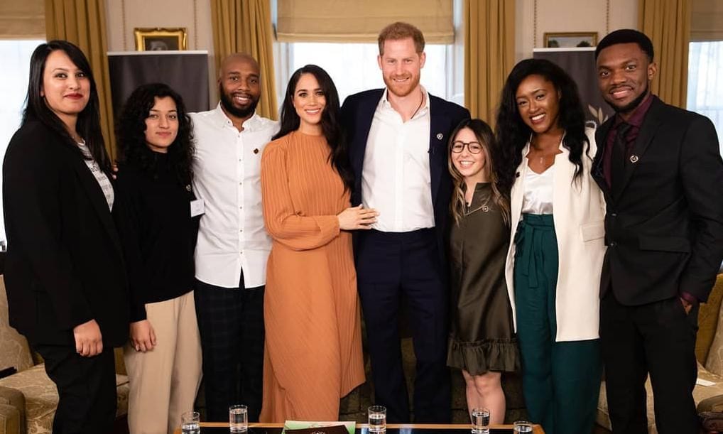 meghan markle con vestido plisado en color toffee claro