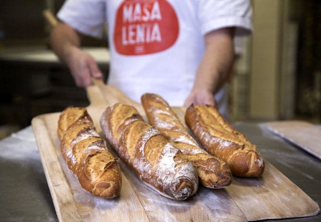 Los panes de 'masa lenta MUM' deben reunir una serie de requitos mínimos de calidad. ¿Quiere esto decir que todos estos panes son iguales? ¡En absoluto! Cada maestro panadero deberá seguir esos criterios, pero después podrá darle su 'toque' personal: no todos los hornos son iguales, tampoco los tiempos de fermentación (el mínimo son 16 horas, pero pueden ser más...), etc. Asimismo, cada panadero pondrá el precio que considere a estas barras, pero será similar al del resto de panes. Foto: Mariona Villavieja.
