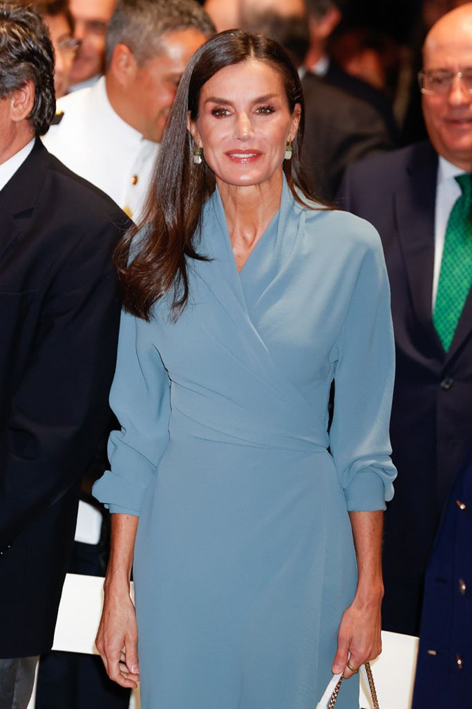 Reina Letizia vestido azul Adolfo Domínguez