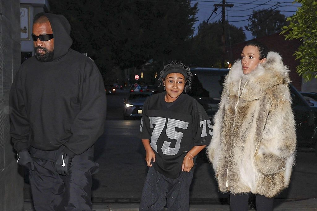 El rapero Kanye West en Nobu Beverly Hills con Bianca Censori y North West