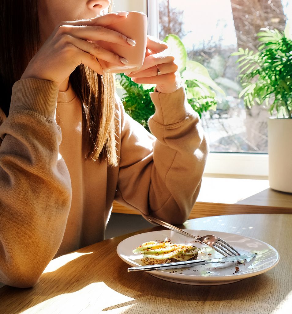 Mujer desayunando