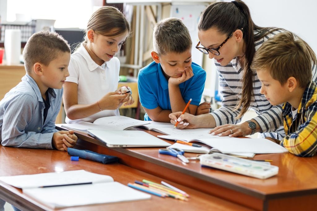 Profesora enseñando a sus alumnos en el colegio