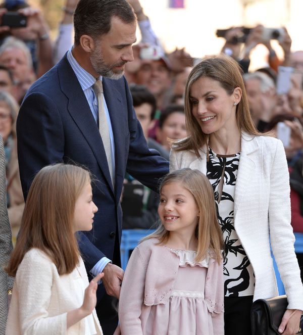 Los Reyes y sus hijas, la princesa Leonor y la infanta Sofía, se rindieron este sábado a la magia del violonchelo bajo el marco de la agrupación La Ritirata, grupo de interpretación histórica creada y dirigida por el violoncellista Josetxu Obregón.
