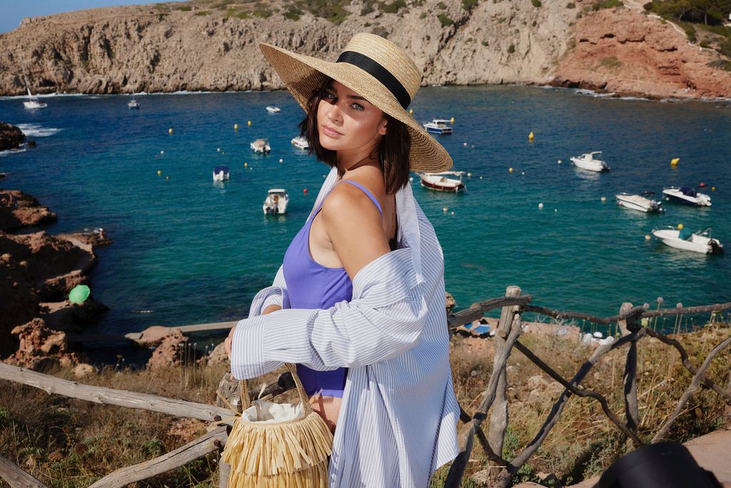 Laura posa con camisa de Sandro, bañador de Eres y sombrero de Zahati