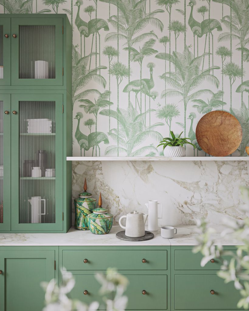 Cocina de estilo vintage con papel pintado con motivos naturales. 