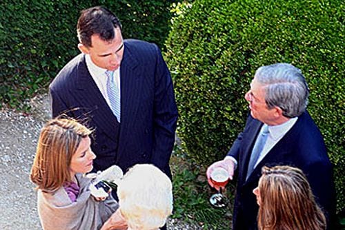 Don Felipe y doña Letizia en la boda de Sonsoles Ónega