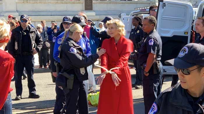 Jane Fonda, arrestada de nuevo junto a su compañero de reparto Sam Waterston