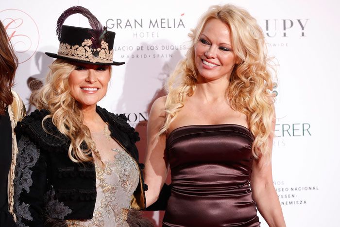 Pamela Anderson junto con la cantante Anastacia en la Global Gift Gala