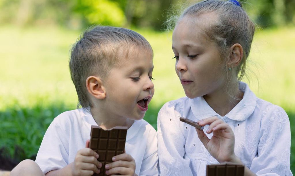 ni o y ni a comiendo chocolate