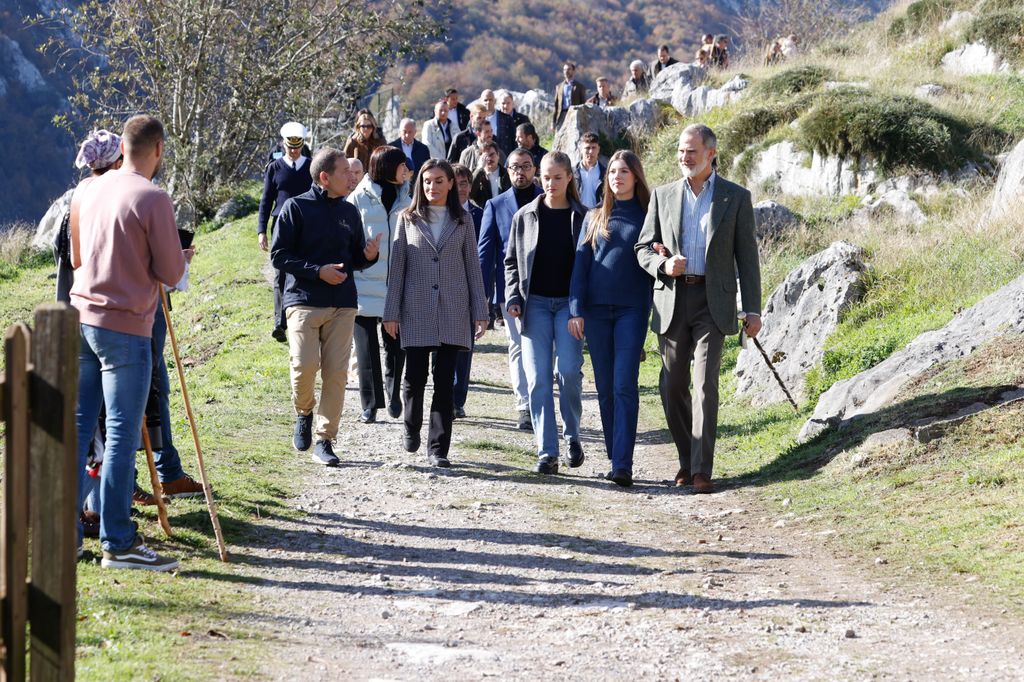 Los reyes Felipe y Letizia con la princesa Leonor y la infanta Sofía en Sotres, Pueblo Ejemplar de 2024