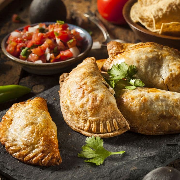 Empanadillas de pollo con picadillo de tomate