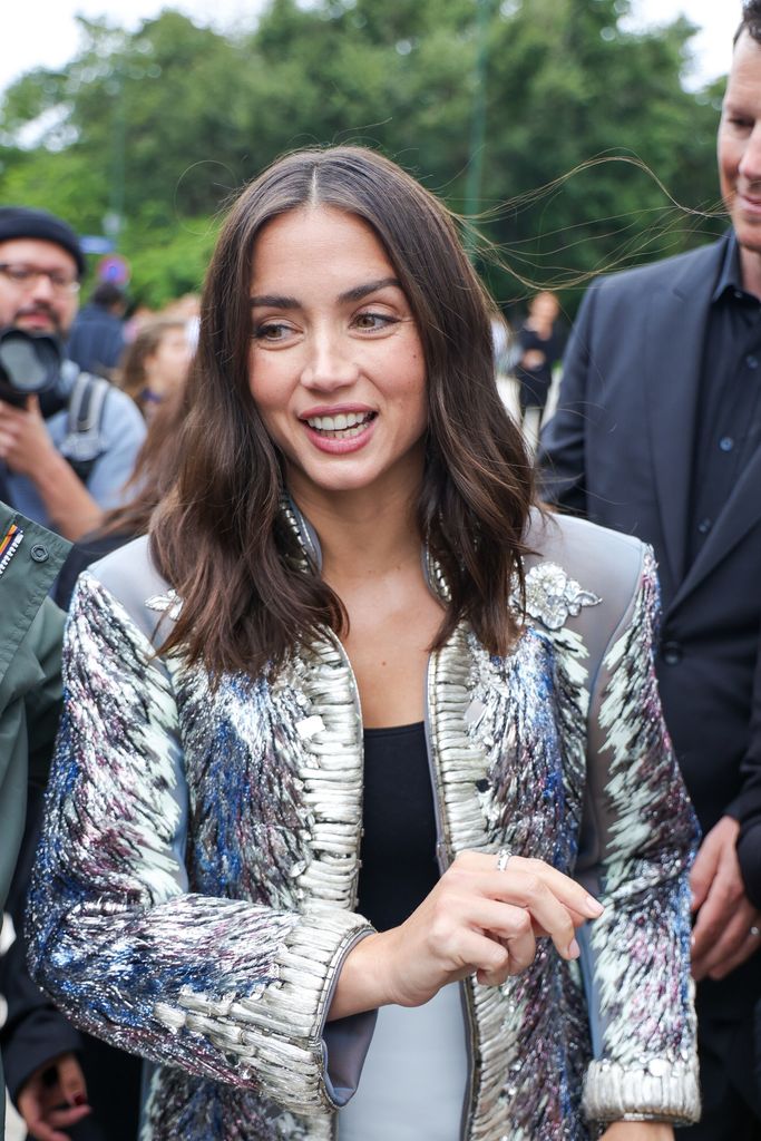 Ana de Armas entregó los premios LVMH en la Fundación Louis Vuitton de París junto a la familia Arnault.