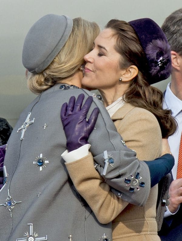 Dejando a un lado el protocolo, Máxima de Holanda y Mary de Dinamarca se han fundido en un cariñoso abrazo
