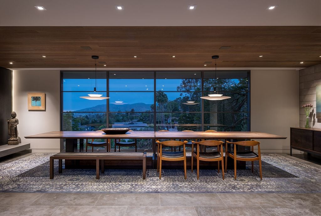 Comedor con muebles de madera y lámparas de diseño