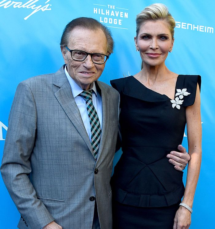 Larry King y su esposa Shawn en un evento