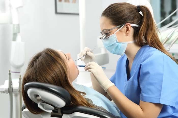 mujer en el dentista