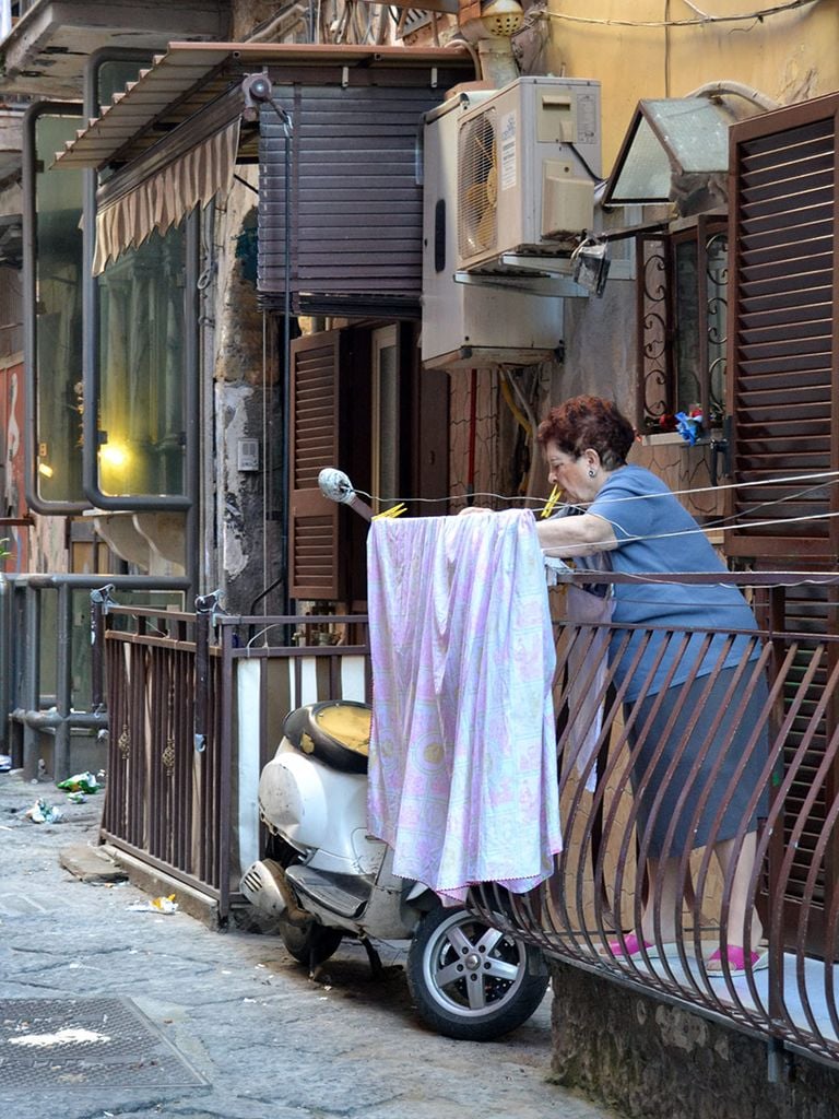 Mujer tendiendo en el barrio español de Nápoles