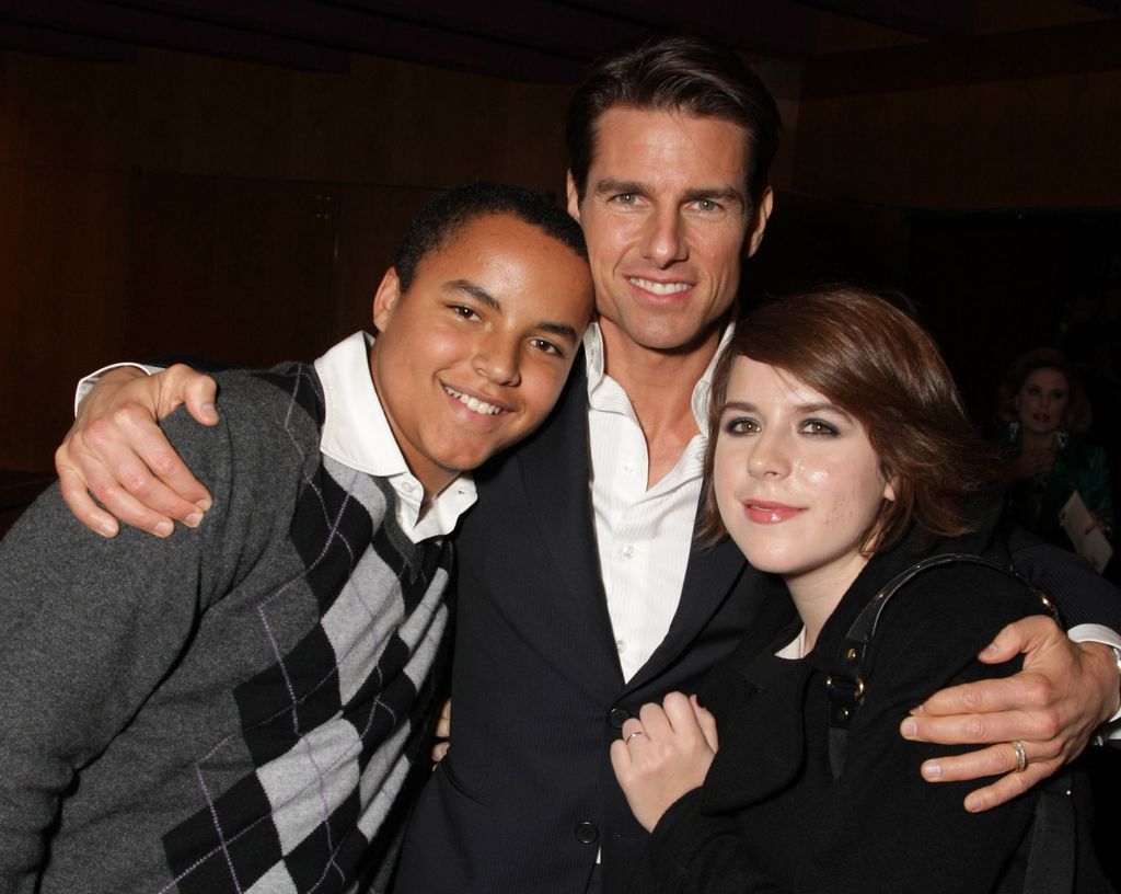 Tom Cruise junto a sus hijos Connor e Isabella Cruise en la premiere de Valkyrie de United Artists Pictures y MGM, el 18 de diciembre de 2008 en Los Ángeles, California