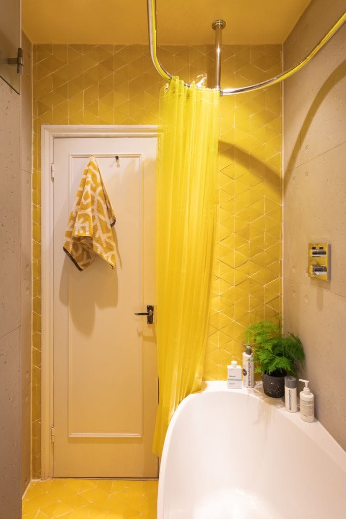 Cuarto de baño decorado en amarillo