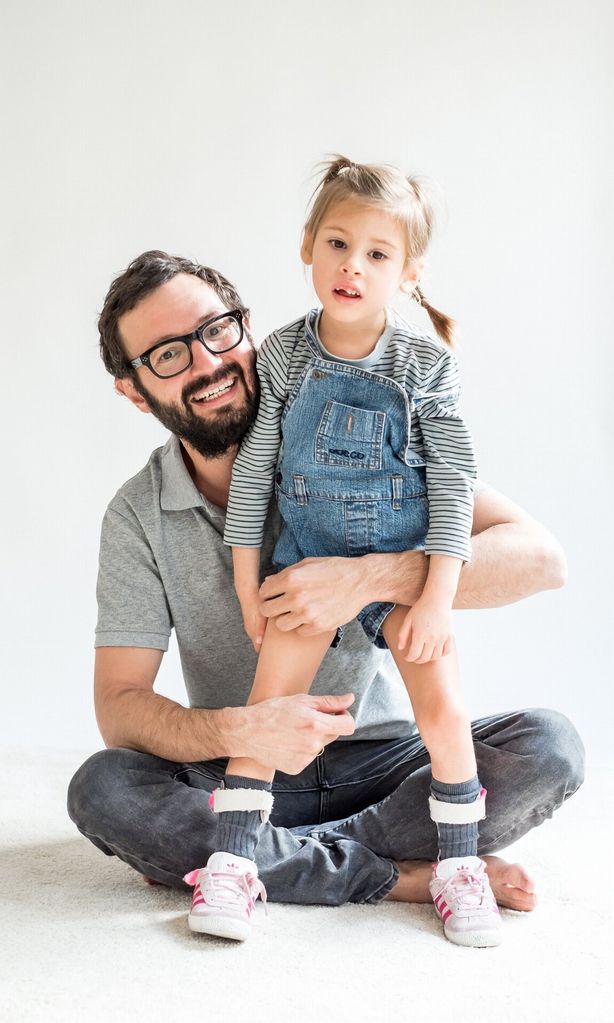 Paulina, con parálisis cerebral, y su padre, el escritor Francisco Bescós