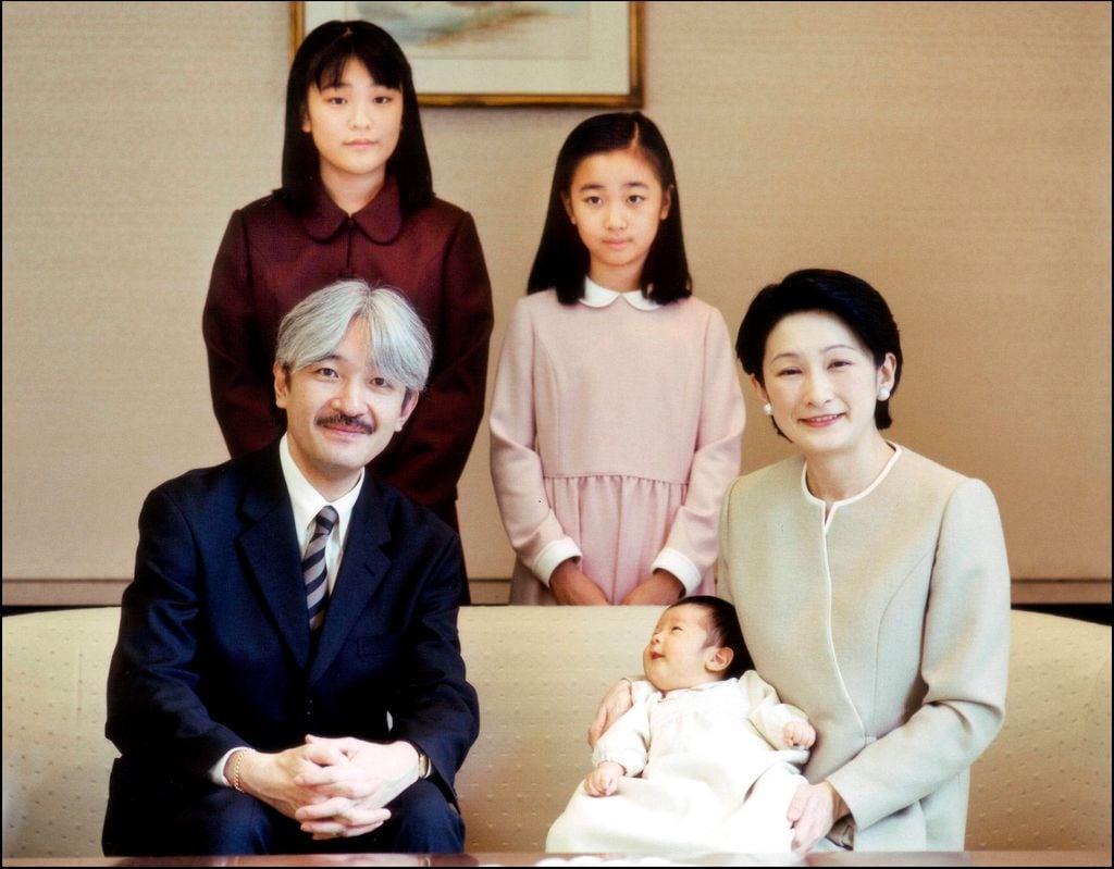 Kako de Japón, en el centro de la imagen, cuando era una niña con sus padres y sus hermanos