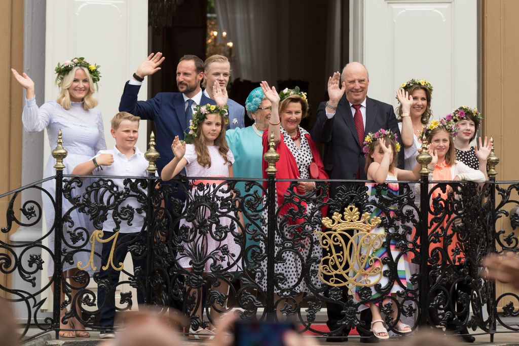 Harald de Noruega con sus nietos y Marius Borg