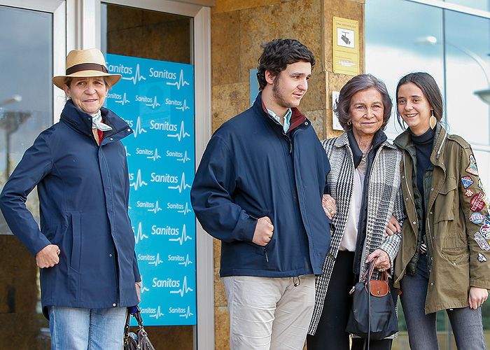 La infanta Elena con doña Sofía y sus dos hijos