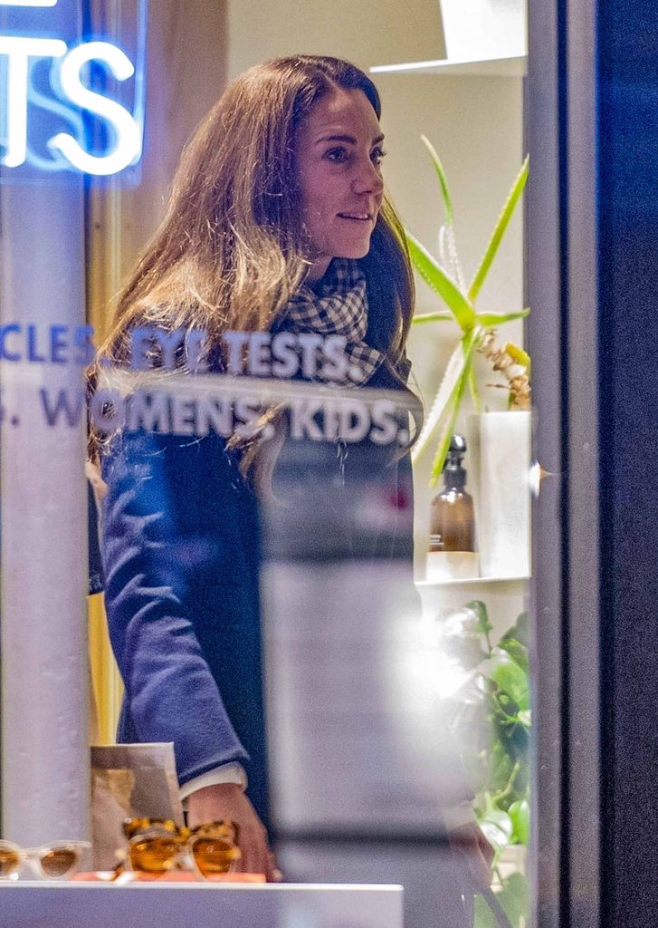 La princesa Kate fue fotografiada durante una discreta salida de compras en Londres.
Kate Middleton, la Princesa de Gales, compra gafas en Finlay Glasses, una Ã³ptica boutique situada cerca del antiguo apartamento de ella y el PrÃ­ncipe Guillermo en el Palacio de Kensington, en Notting Hill, Londres. La elegante tienda de gafas, que ya cuenta con el PrÃ­ncipe Guillermo como cliente, dio la bienvenida a Kate cuando se la vio salir de la zona de abajo con un Ã³ptico y luego echar un vistazo a las distintas secciones de gafas de la planta superior con la ayuda del personal. DespuÃ©s de una larga mirada, un miembro del personal vio cÃ³mo una selecciÃ³n de gafas hechas por la sonriente Kate se colocaba en el mostrador. A continuaciÃ³n, le entregaron una bolsa a Kate al salir; se la vio estrechando la mano al personal y dÃ¡ndoles las gracias despuÃ©s de su visita; despuÃ©s, el dueÃ±o de la tienda, Dane Butler