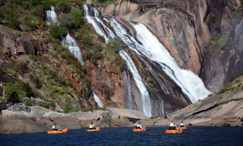 kayak bajo la cascada de zaro en a coruna