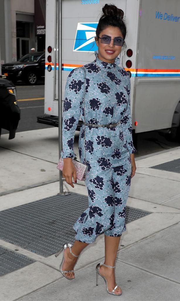 priyanka chopra con vestido midi floral azul