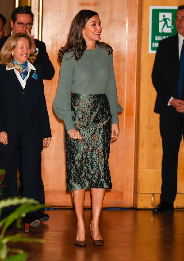 La reina Letizia recicla un look de jersey calentito y falda brocada