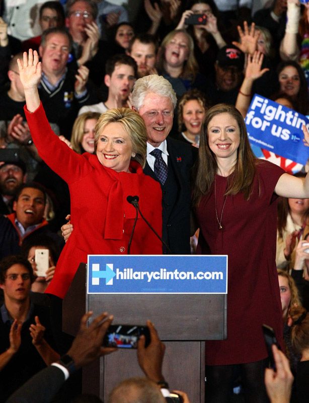 La familia Clinton celebraba el 1 de febrero en Iowa unos resultados que proyectaban a Hillary por encima de Bernie Sanders en la carrera dentro del Partido Demócrata
