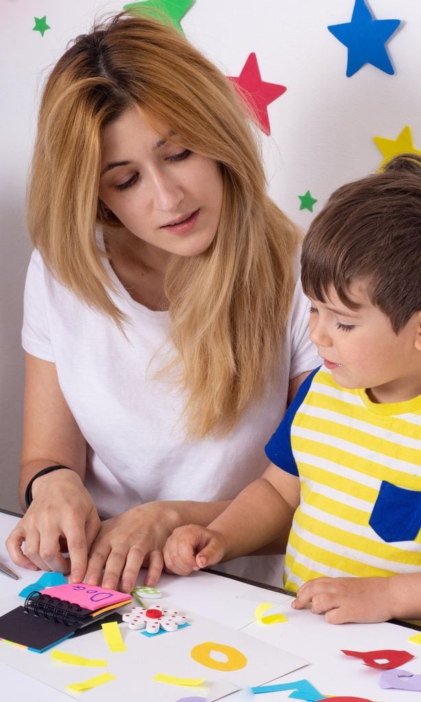 Chica en clase estimulando a un niño aprendizaje del habla