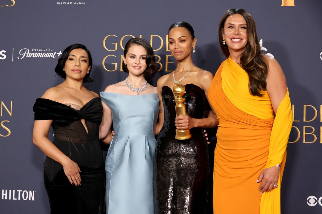 Adriana Paz, Selena Gomez, Zoe Saldaña y Karla Sofí­a Gascón en los Globos de Oro 2025. 