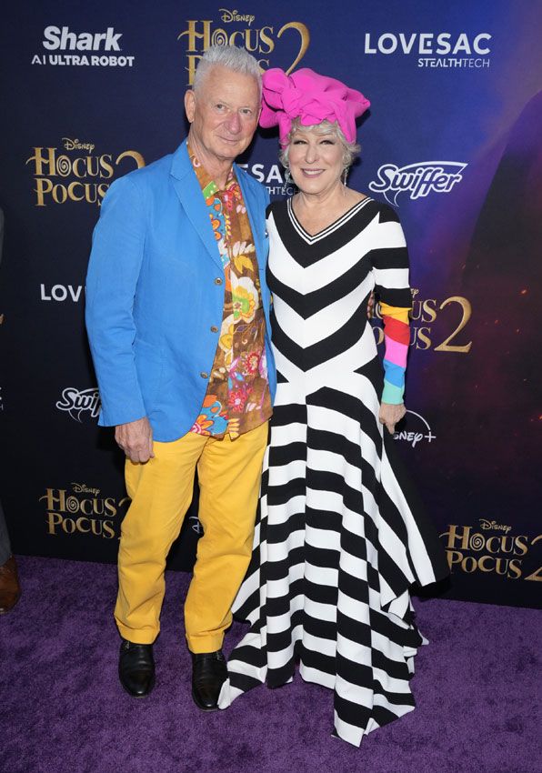 Bette Midler y su marido Martin von Haselberg en el estreno de Hocus Pocus 2