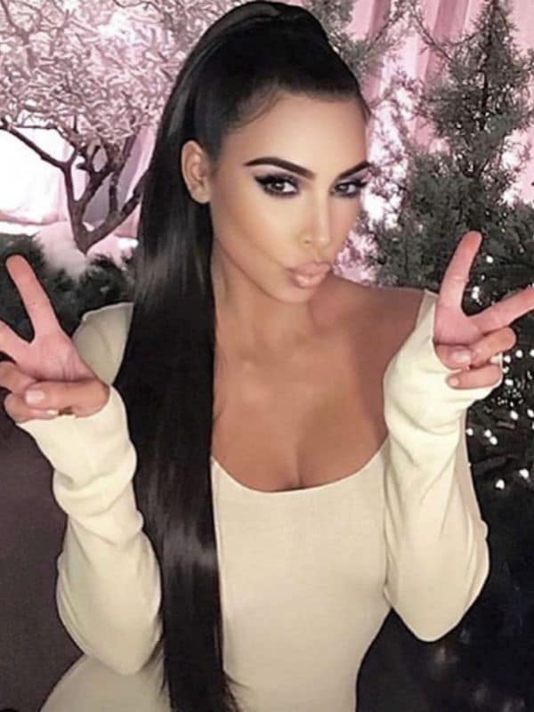 Kim Kardashian con cola de caballo larga y vestido beige