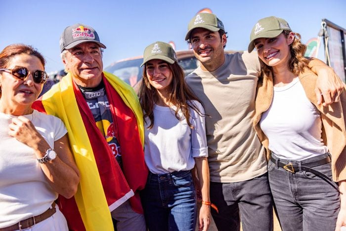 Carlos Sainz posa con su mujer, sus hijos y su 'nuera'