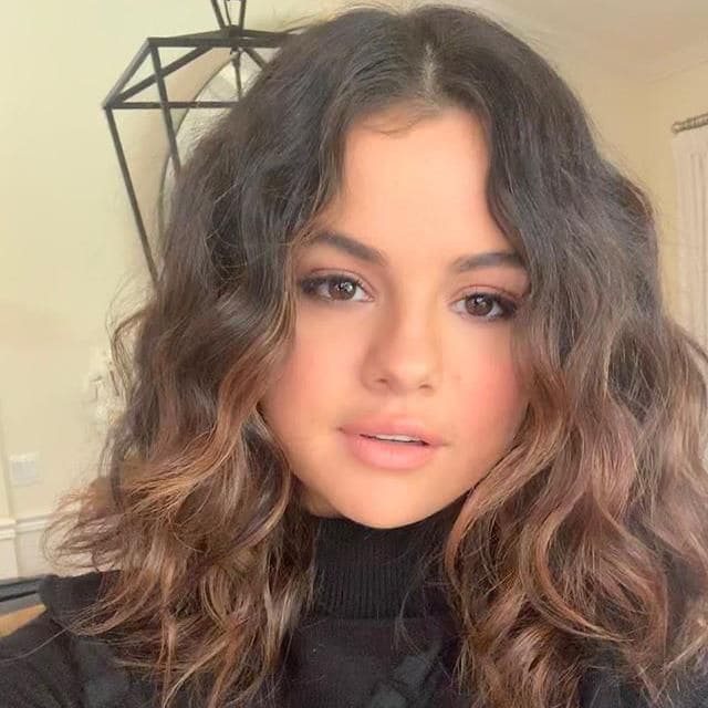 selena gomez luce y raya por el medio en el pelo